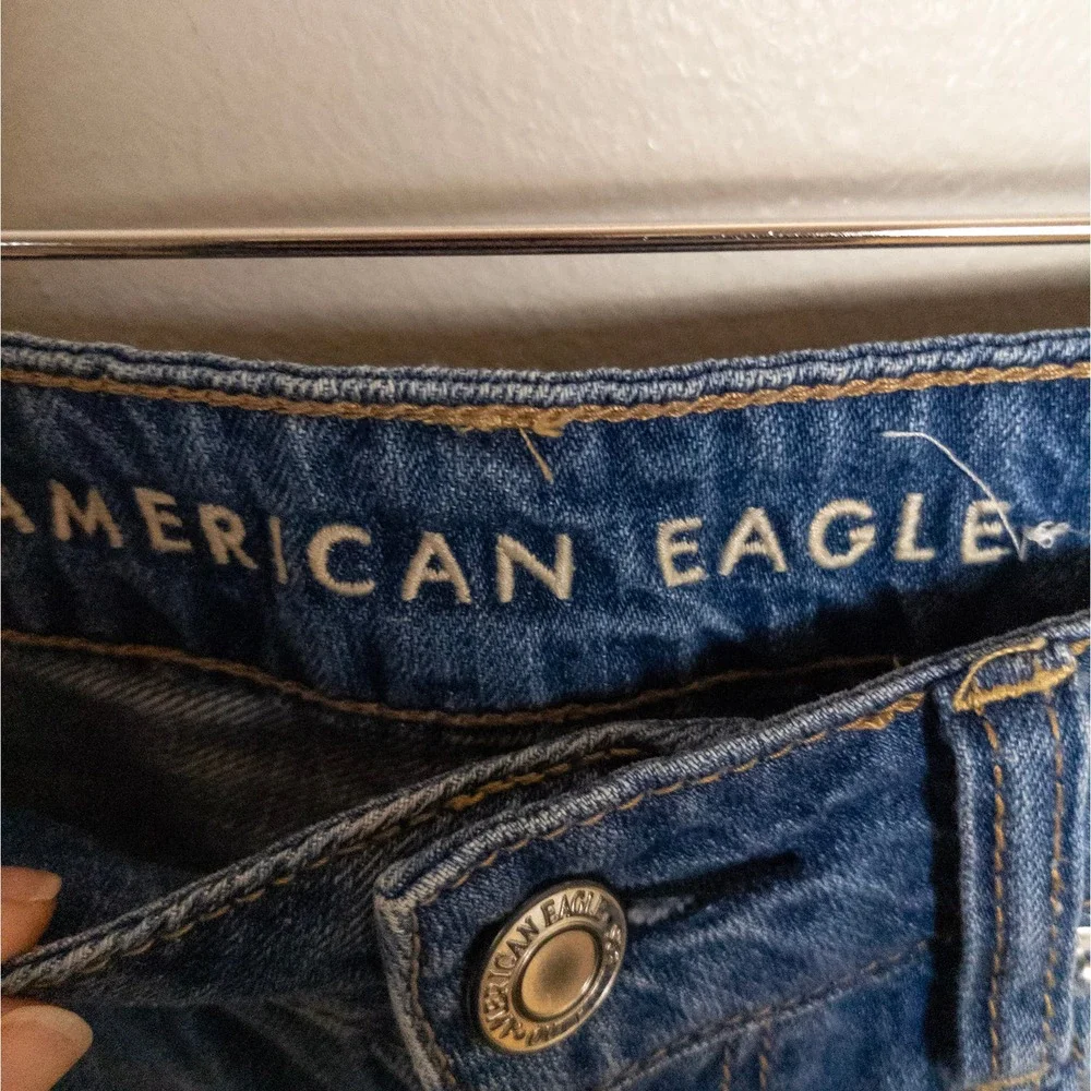 AMERICAN EAGLE Women’s 4 Long Hi-Rise Tomgirl Jeans Medium Wash Distressed - Picture 2 of 5